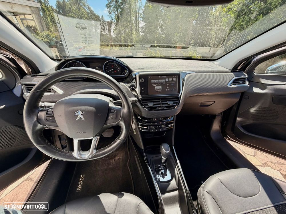 Peugeot 2008 1.2 PureTech Allure EAT6 - 32