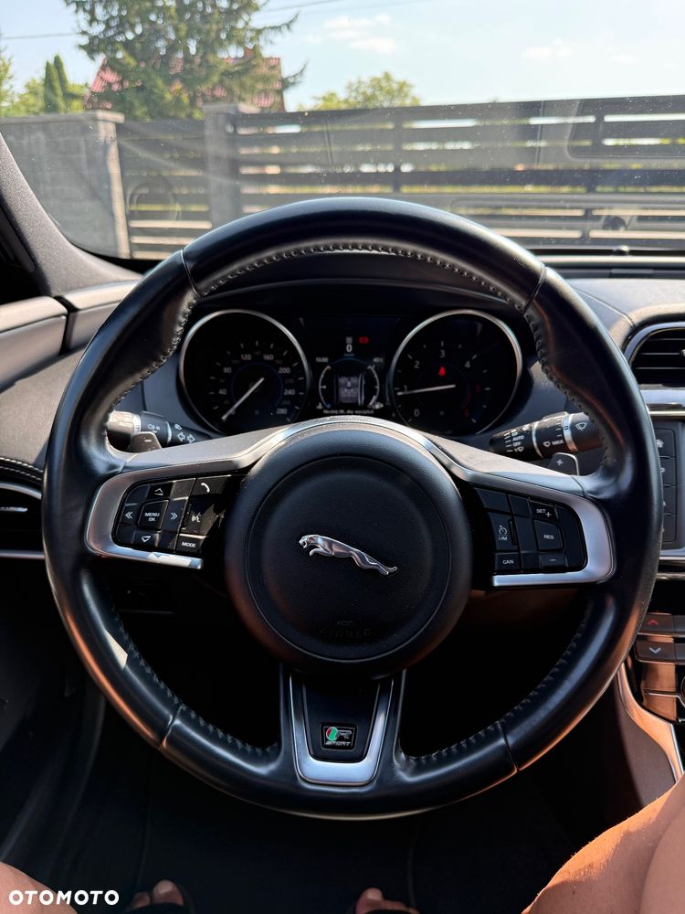Jaguar XE 20d AWD R-Sport - 22