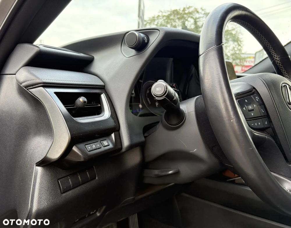 Lexus UX - 10