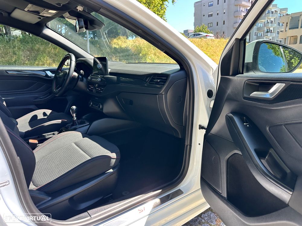 Ford Focus 1.0 EcoBoost S&S ST-LINE - 36