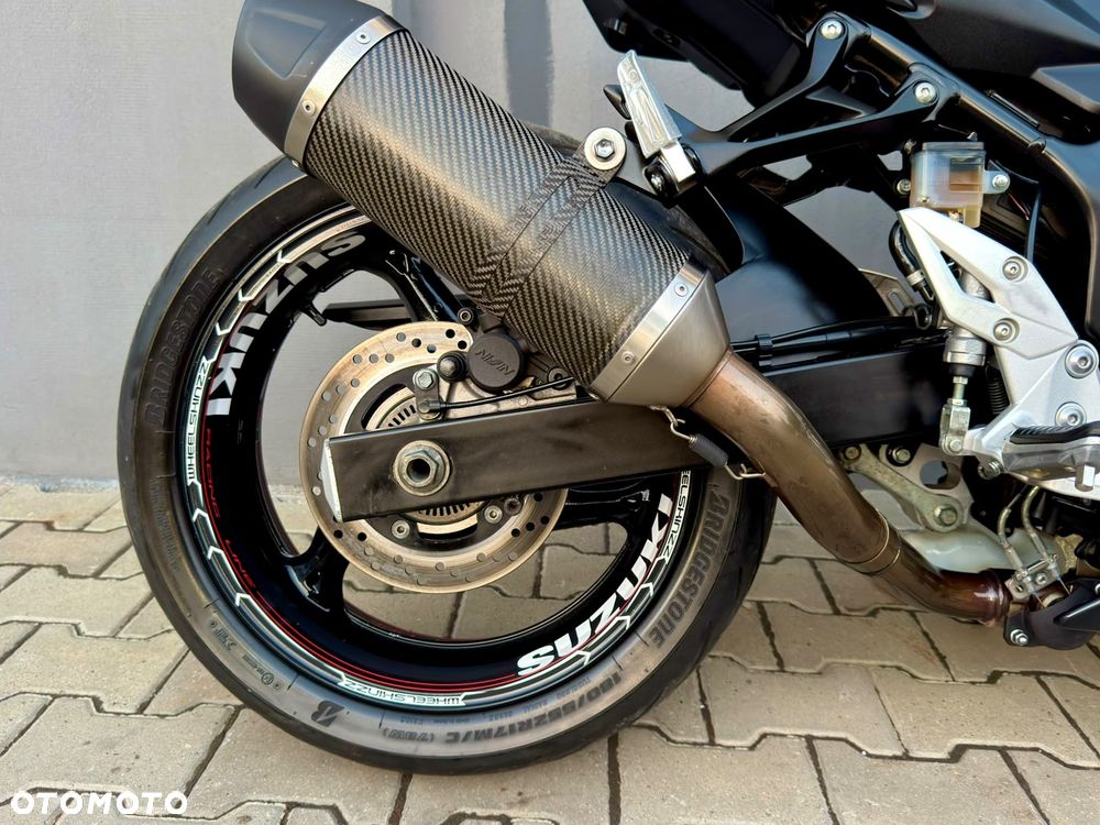 Suzuki GSR - 13