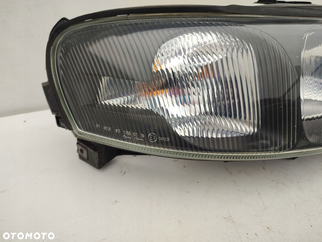 Lampa prawy przód VOLVO V70 II ORYGINAŁ EUROPA 8693568 - 3