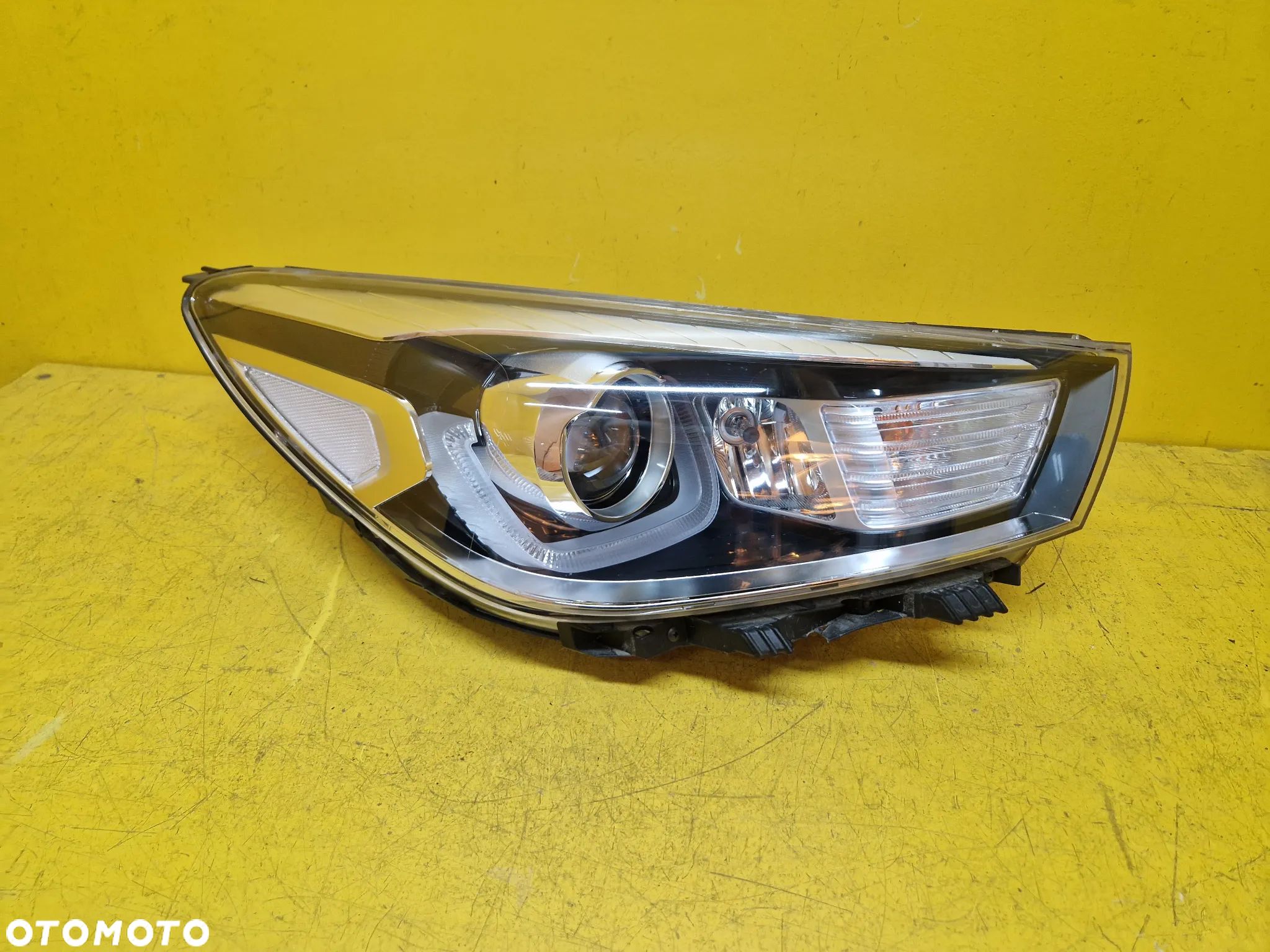 KIA STONIC LAMPA PRAWA PRZOD SOCZEWKA 92102-H8 - 1