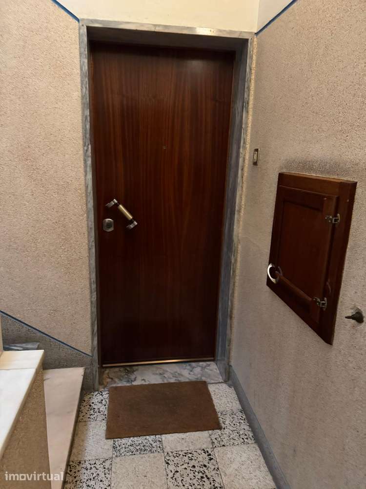 T3 com varanda, cozinha separada e boas áreas - Grande imagem: 4/13