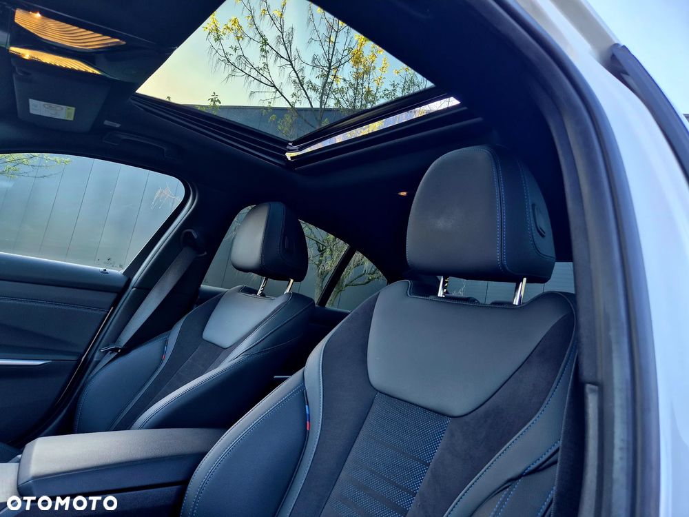 BMW Seria 3 330e M Sport - 24