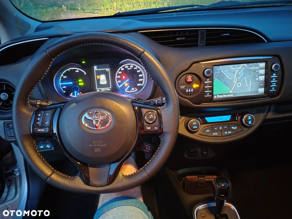 Toyota Yaris Hybrid 100 Premium EU6 - 17