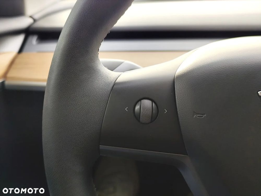 Tesla Model 3 - 25