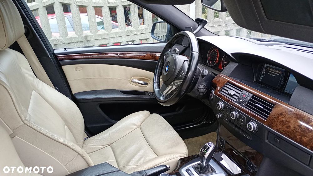 BMW Seria 5 550i Sport-Aut Edition Sport - 3