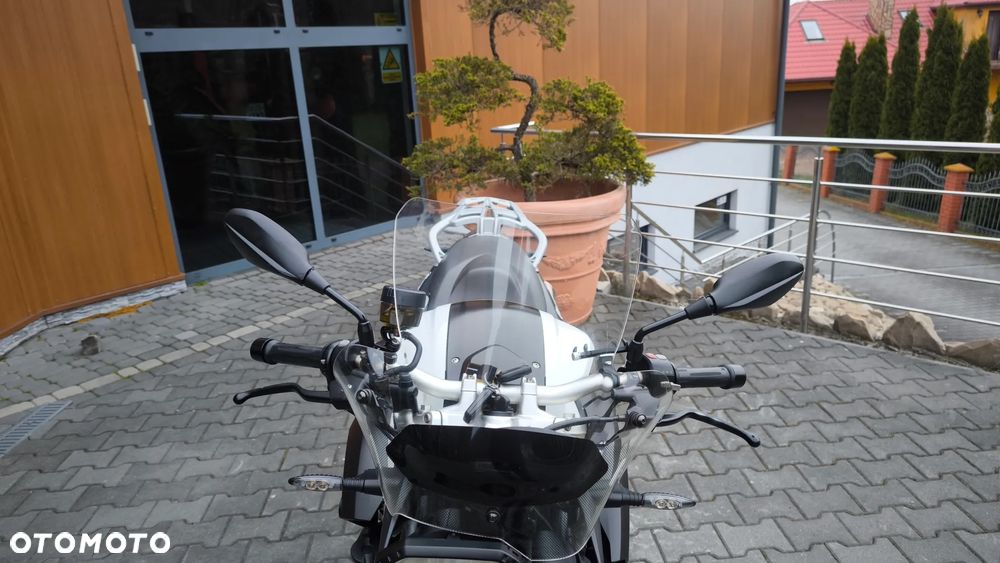 BMW F - 22