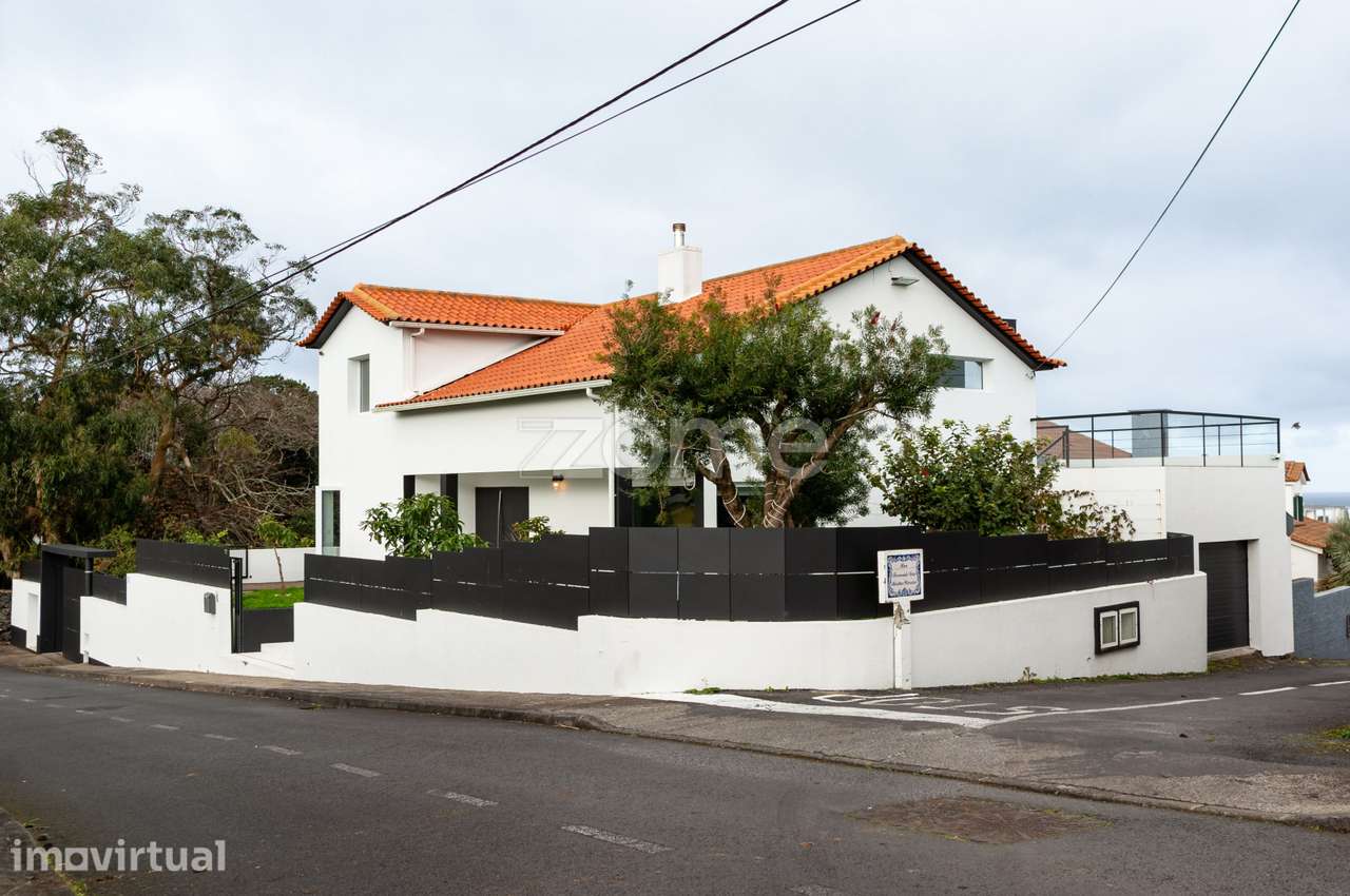 Moradia T3 com Jardim, Churrasqueira e Garagem - Pico da Pedra - Grande imagem: 2/27