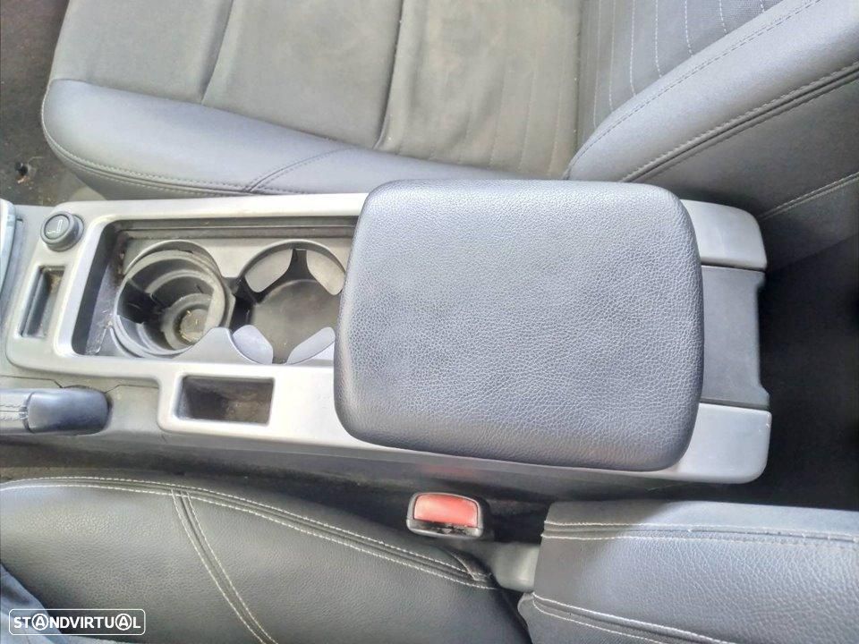 APOIO DE BRAÇOS VOLVO C30 - 1