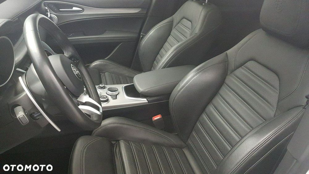 Alfa Romeo Stelvio - 16
