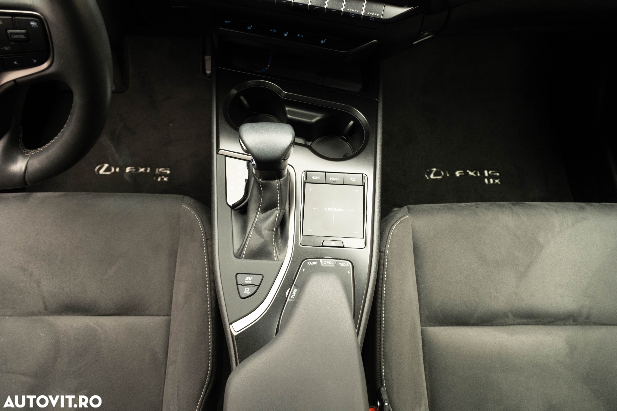 Lexus UX 250h FWD Executive - 27