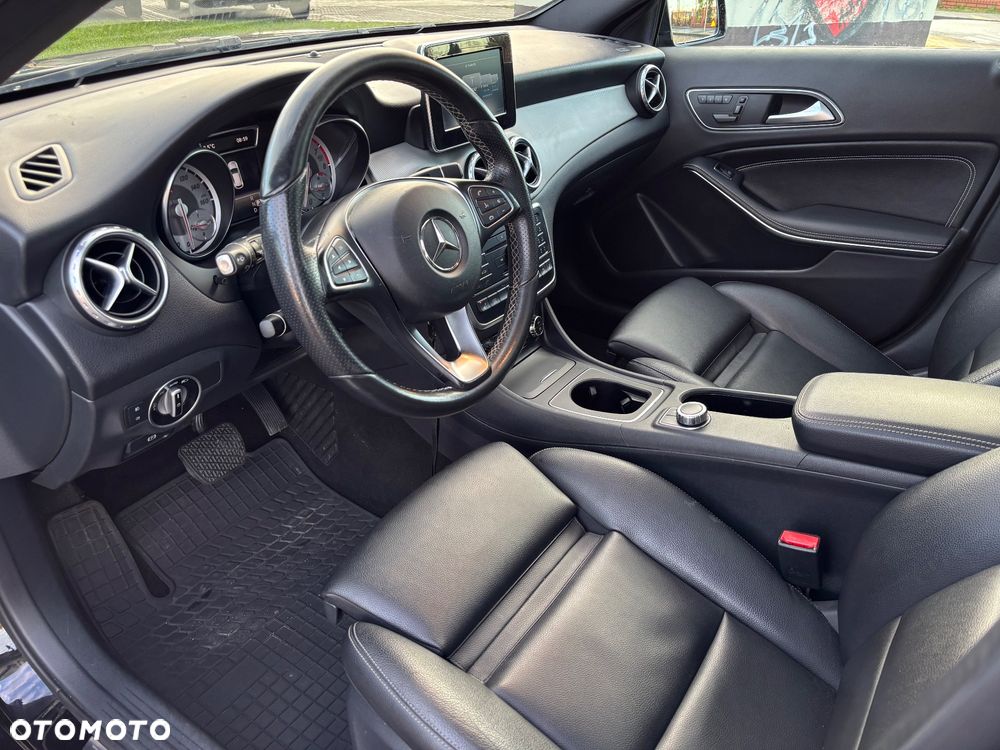 Mercedes-Benz GLA 250 4Matic 7G-DCT UrbanStyle Edition - 15