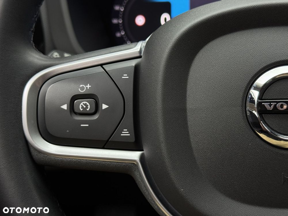 Volvo XC 60 B5 B AWD Momentum Pro - 24