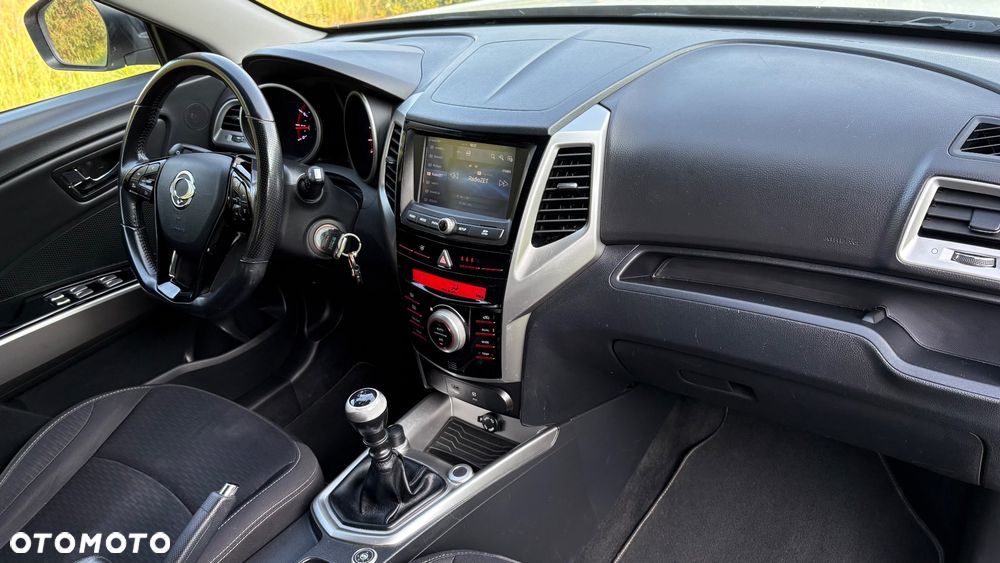 SsangYong/KGM Tivoli e-XGi 160 2WD Black+White - 24