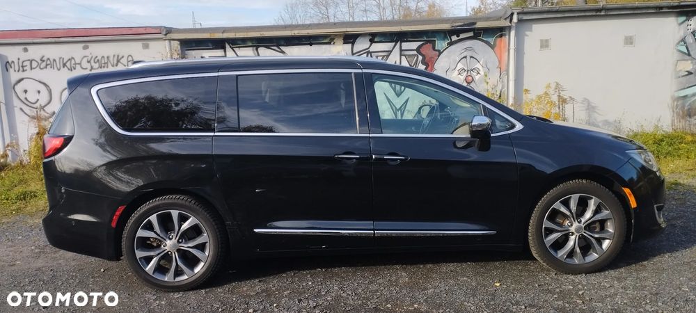 Chrysler Pacifica - 1