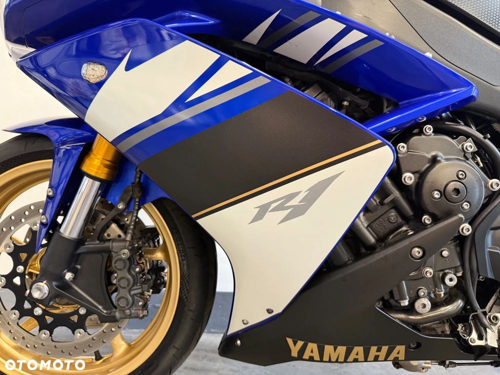 Yamaha R1 - 25