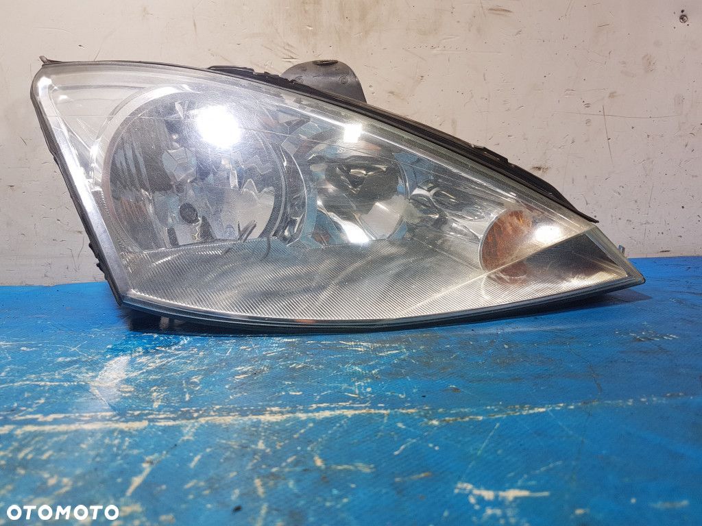 FORD FOCUS MK1 REFLEKTOR PRAWY - 1