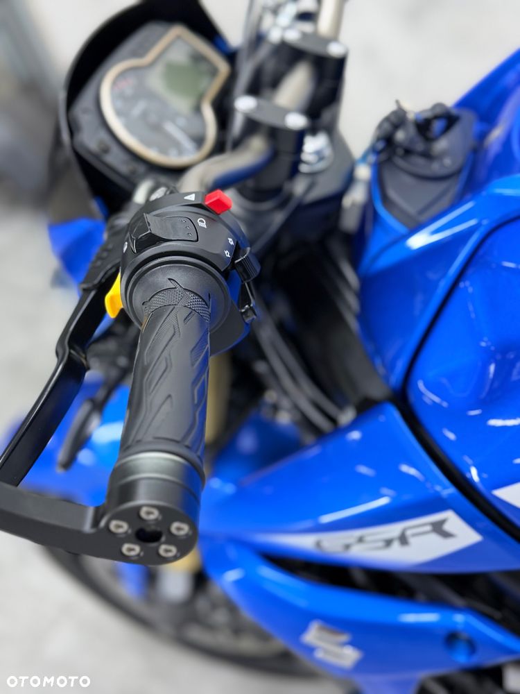 Suzuki GSR - 22