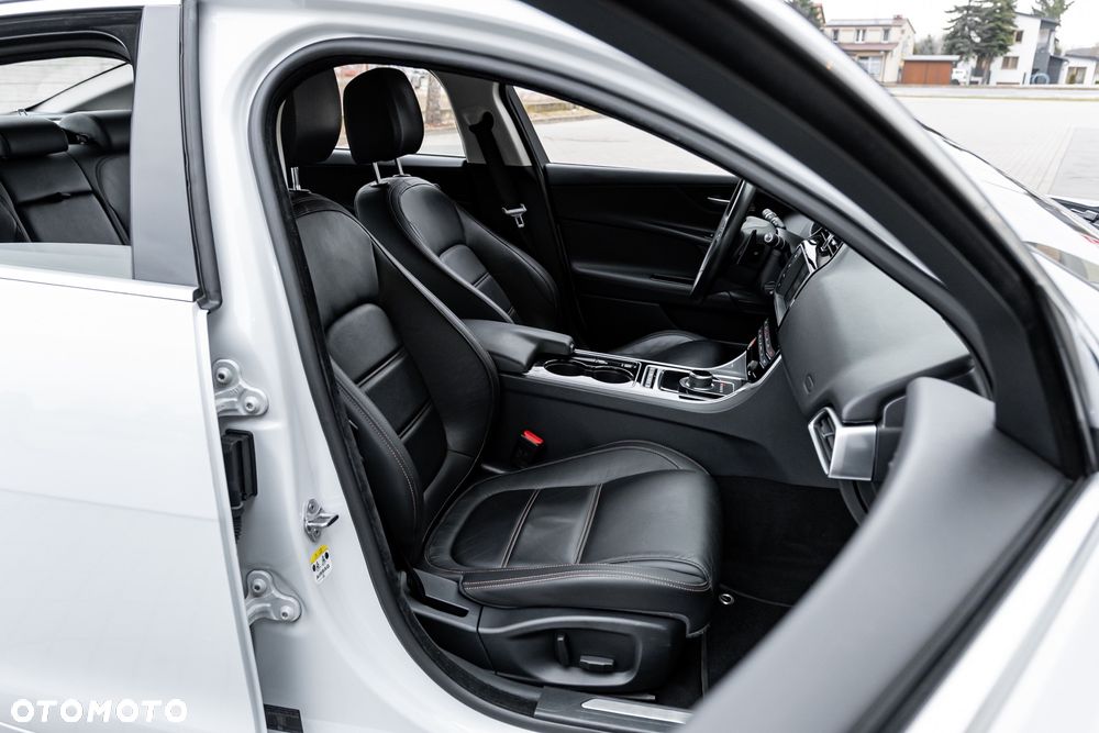 Jaguar XE - 24
