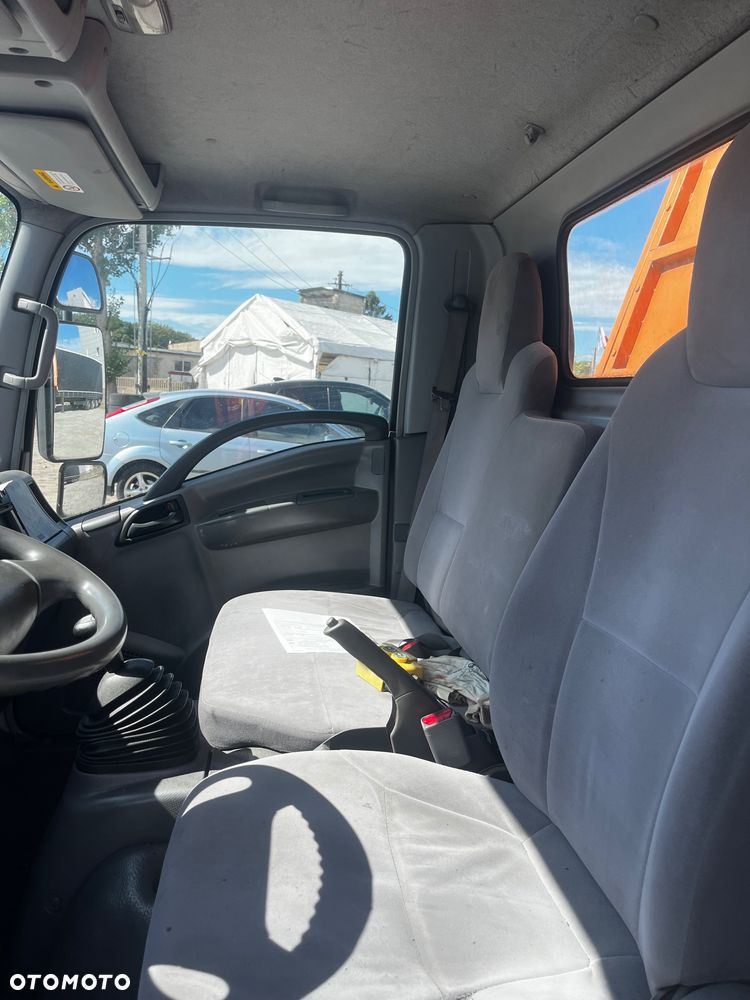 Isuzu NMR85 - 10