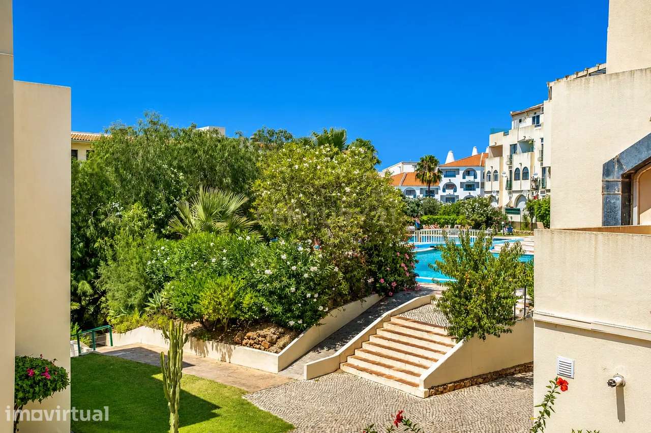 Apartamento T1 com piscina, elevador, jardim a  900 metros da praia. - Grande imagem: 4/26