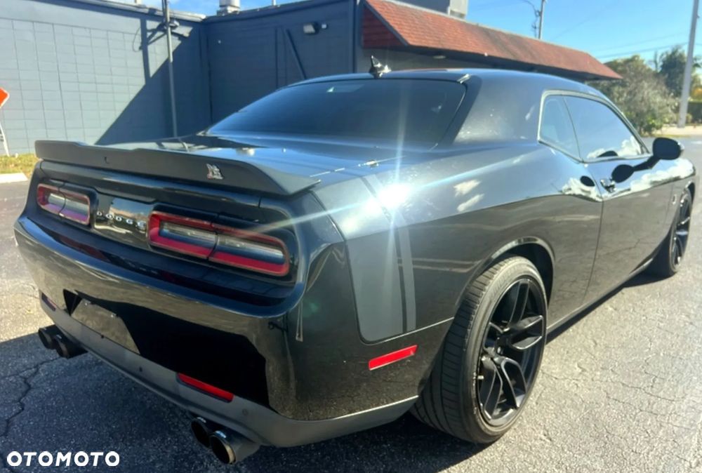 Dodge Challenger - 7