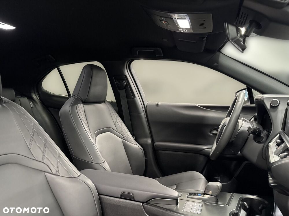 Lexus UX 300h F Sport Design AWD - 26