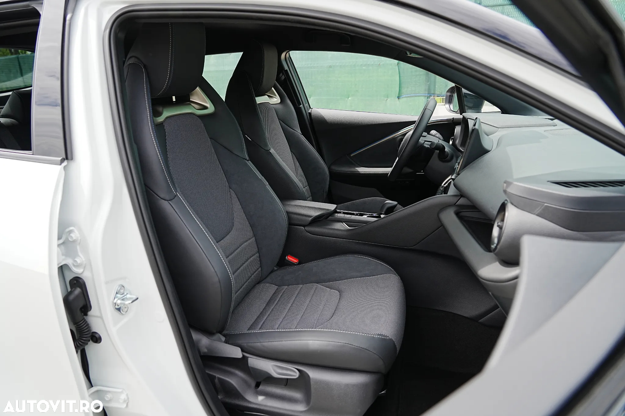 Toyota C-HR 1.8 HSD 122 CP 4x2 CVT C-lassy bi-tone - 15