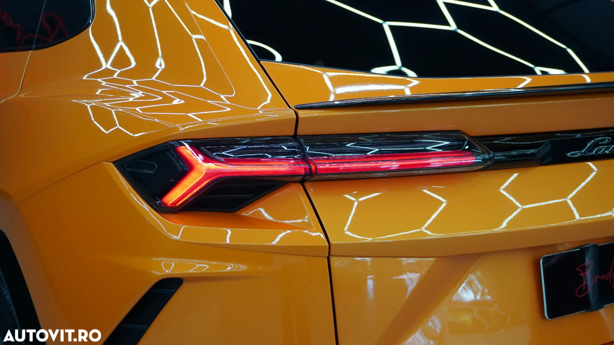 Lamborghini URUS Standard - 17