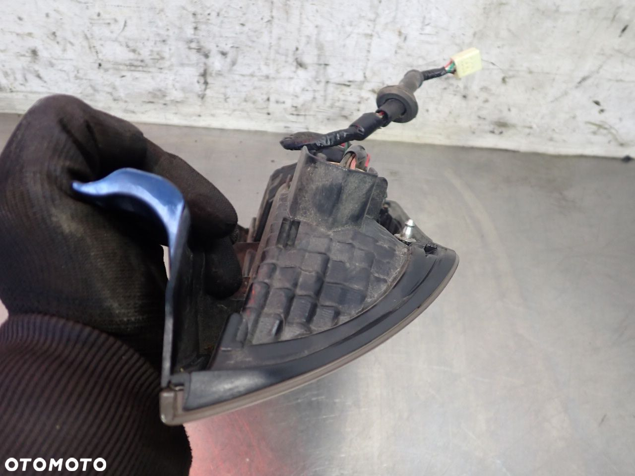 LAMPA PRAWA TYLNA DAIHATSU SIRION II - 4