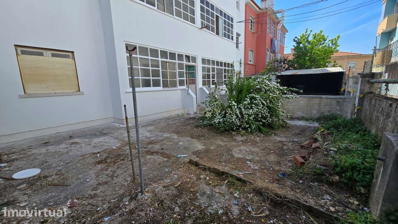 Prédio na Venda Nova, Amadora, junto às Portas de Benfica. - Grande imagem: 5/23