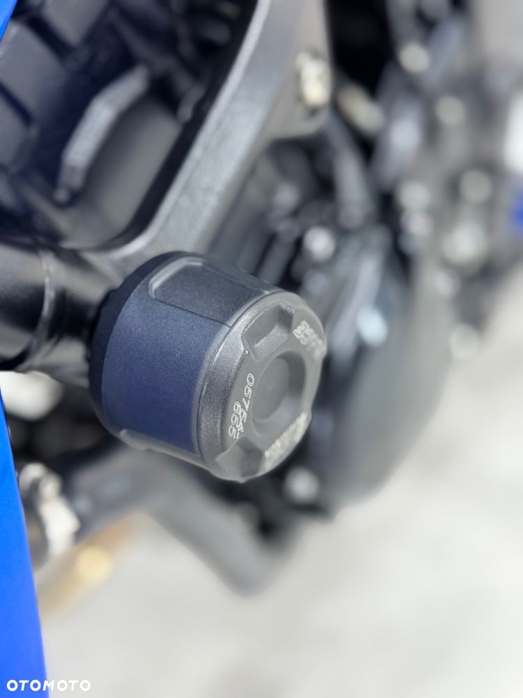 Suzuki GSR - 24