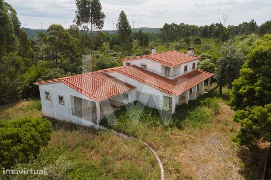 Moradia T5 isolada com terreno a 7 km do Santuário de Fátima - Grande imagem: 3/30