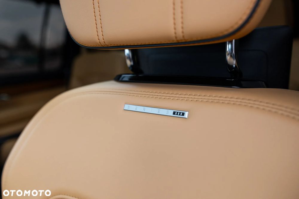 Jeep Grand Wagoneer - 25