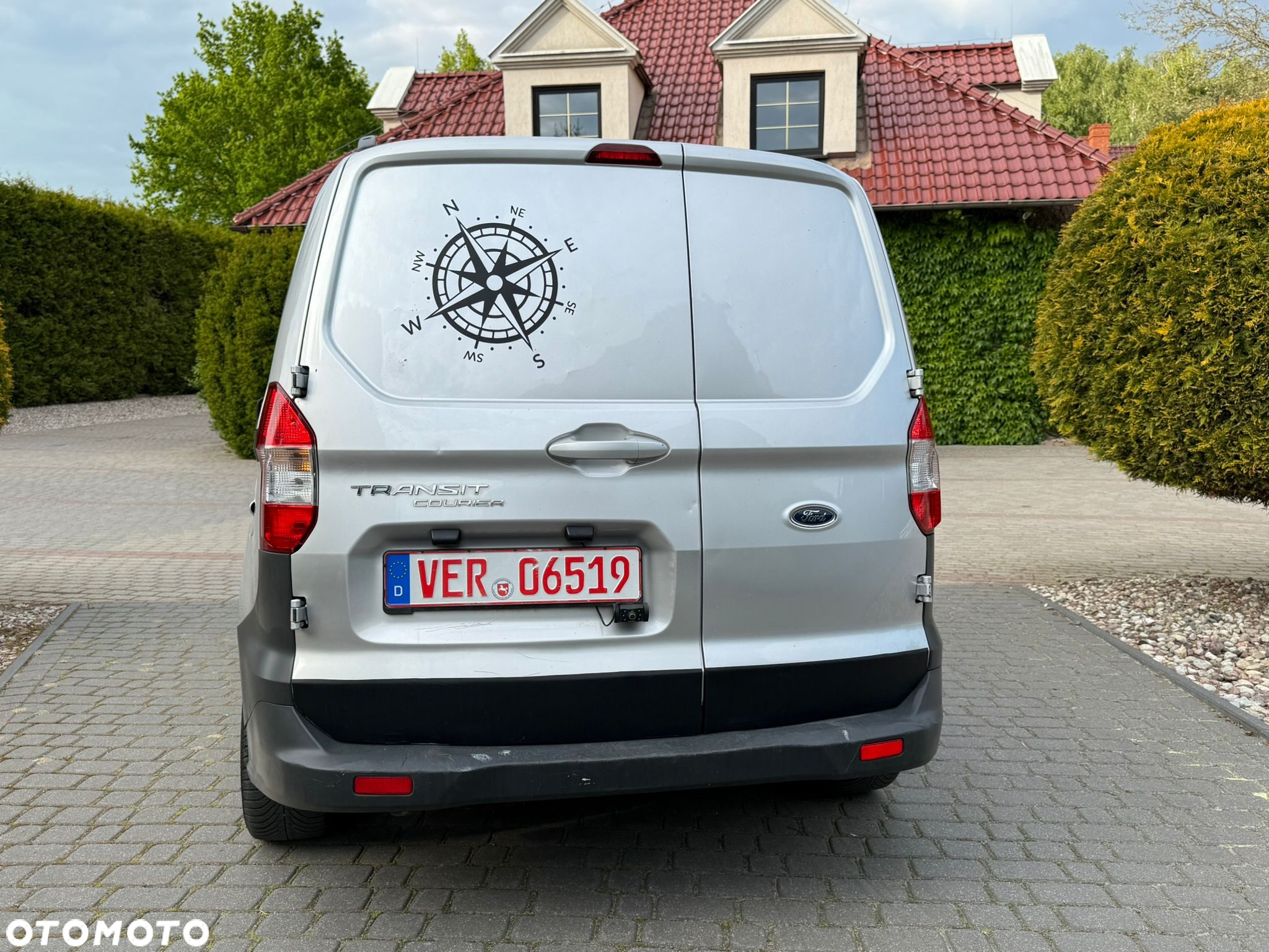 Ford Transit Courier - 11
