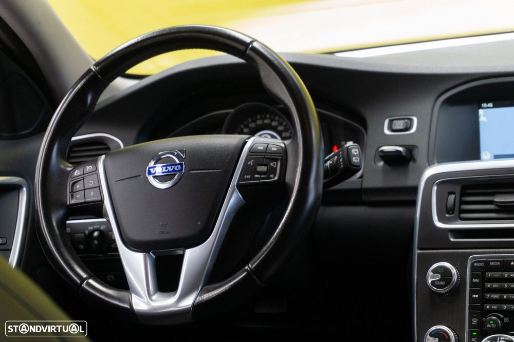 Volvo V60 2.0 D4 Momentum Geartronic - 24