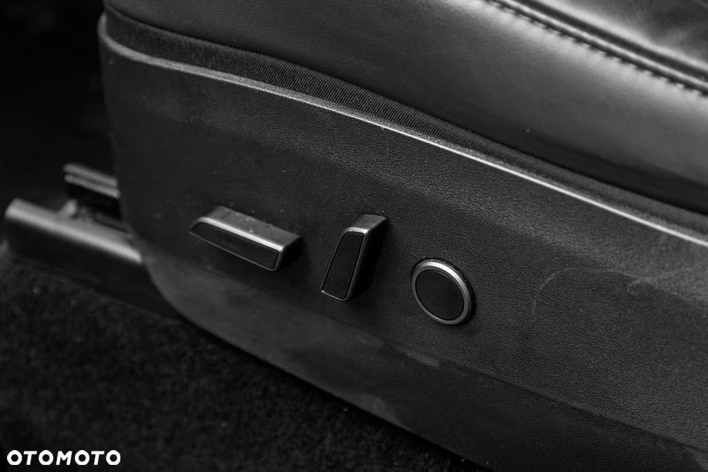 Tesla Model Y Long Range Dual Motor AWD - 12