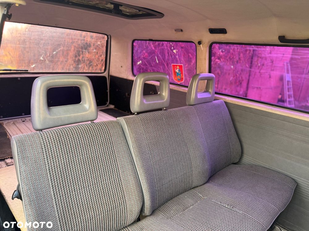 Volkswagen Caravelle - 10