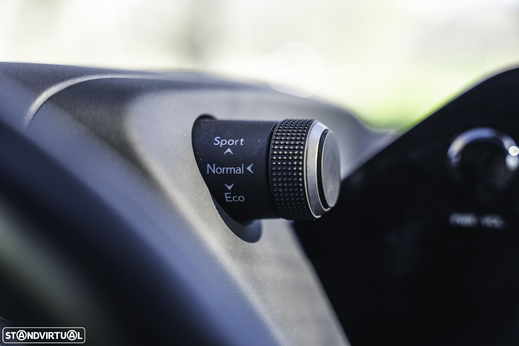 Lexus ux-250h - 25