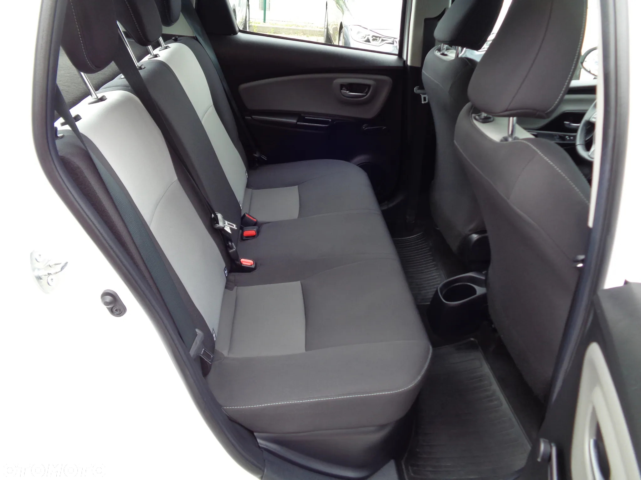 Toyota Yaris Hybrid 100 Premium - 21