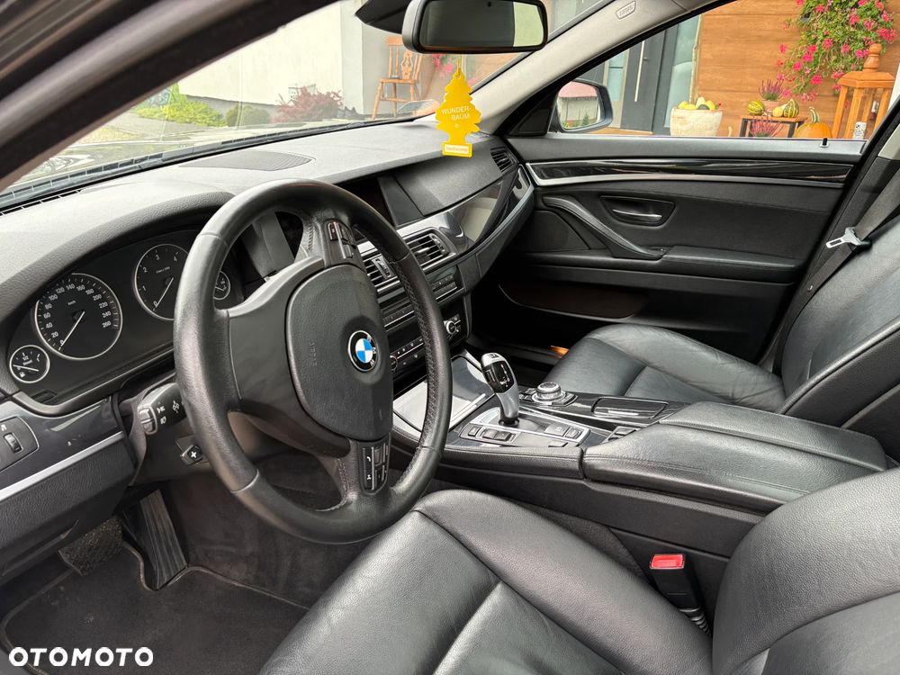 BMW Seria 5 525d xDrive - 12