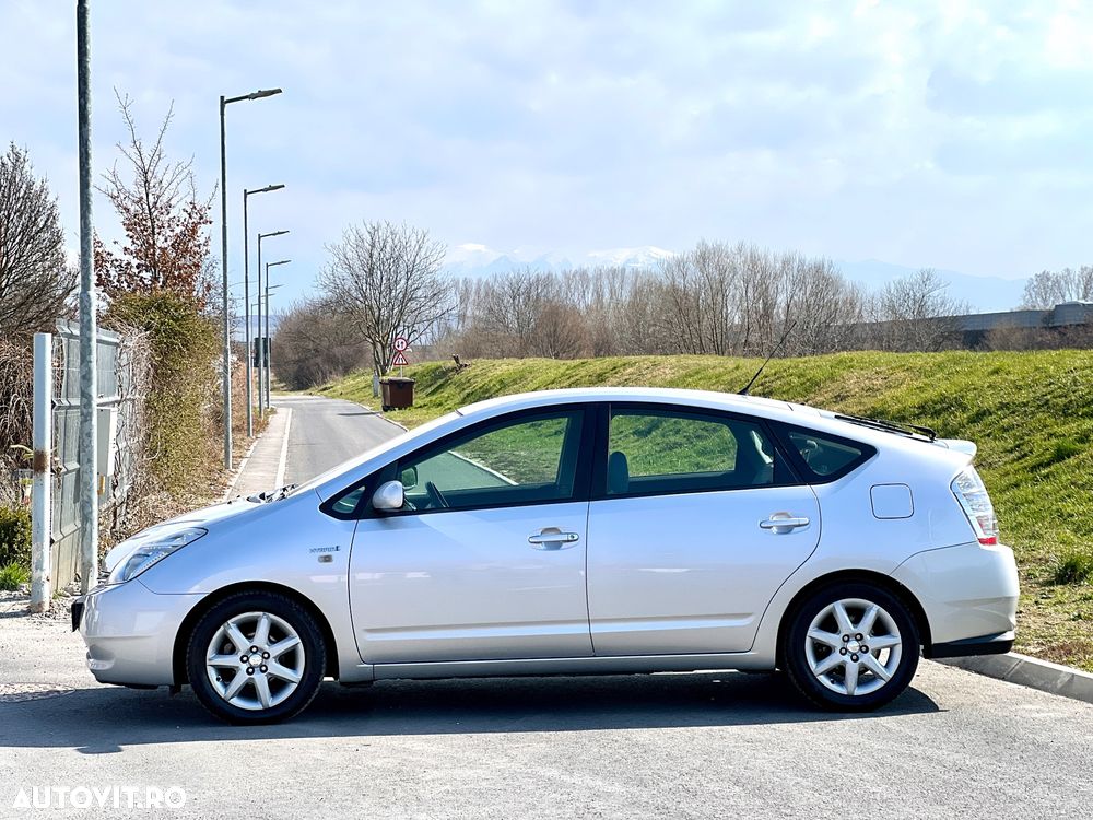 Toyota Prius (Hybrid) Sol - 2