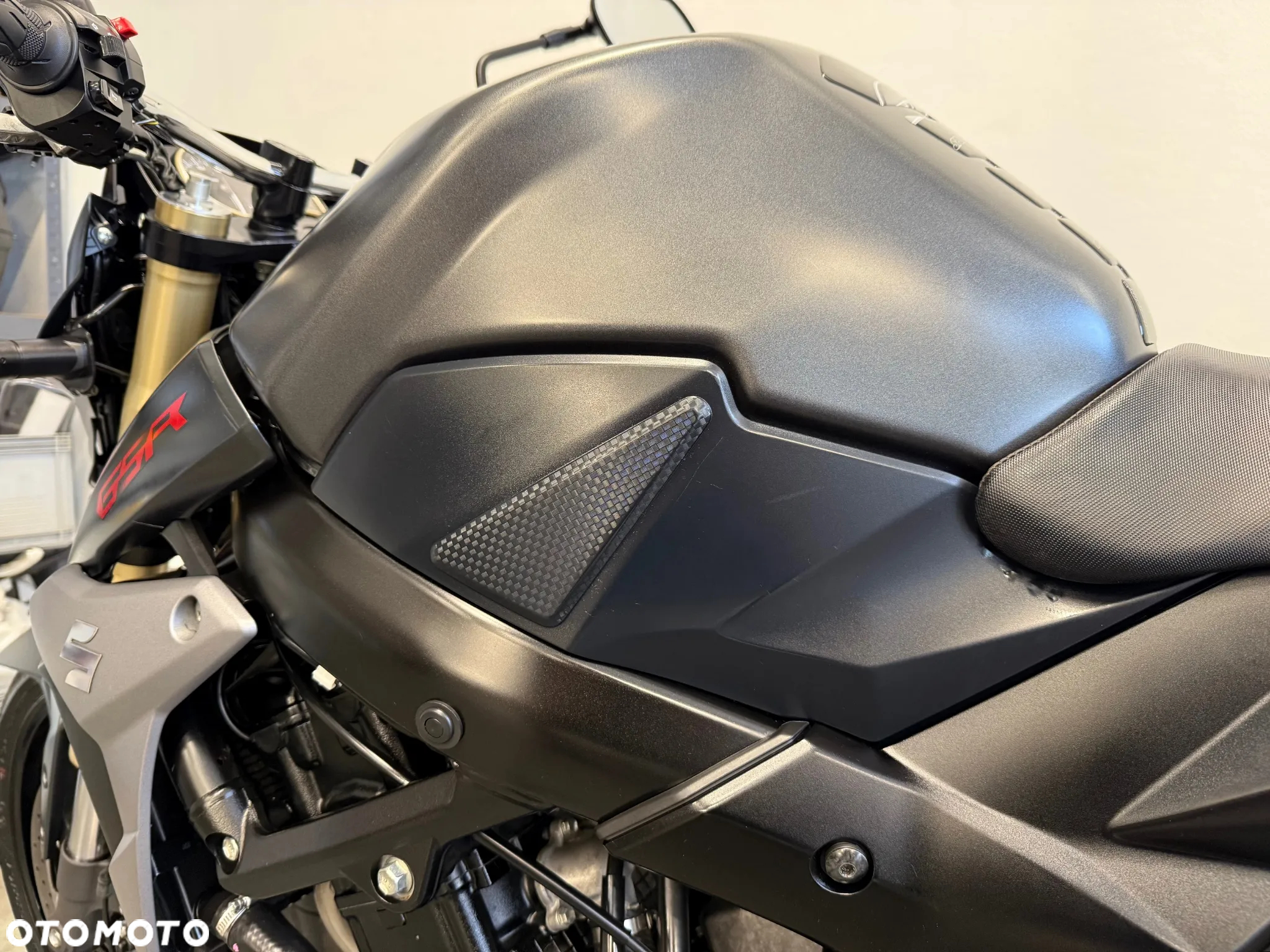 Suzuki GSR - 21