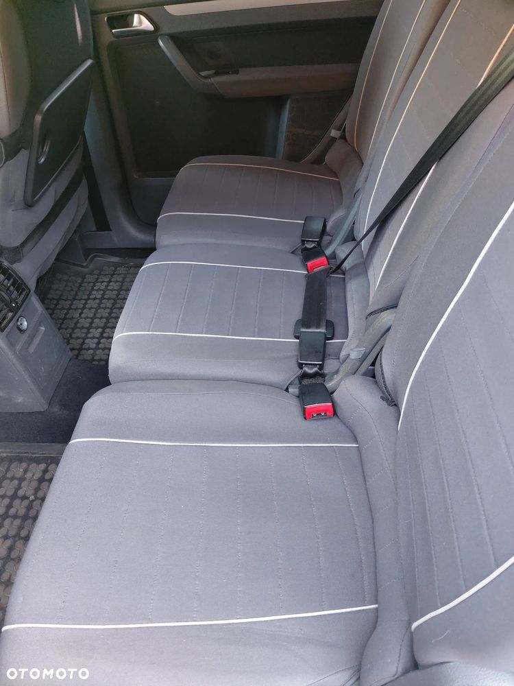Volkswagen Touran - 12