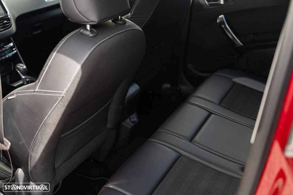 Peugeot 2008 1.2 PureTech Allure EAT6 - 13