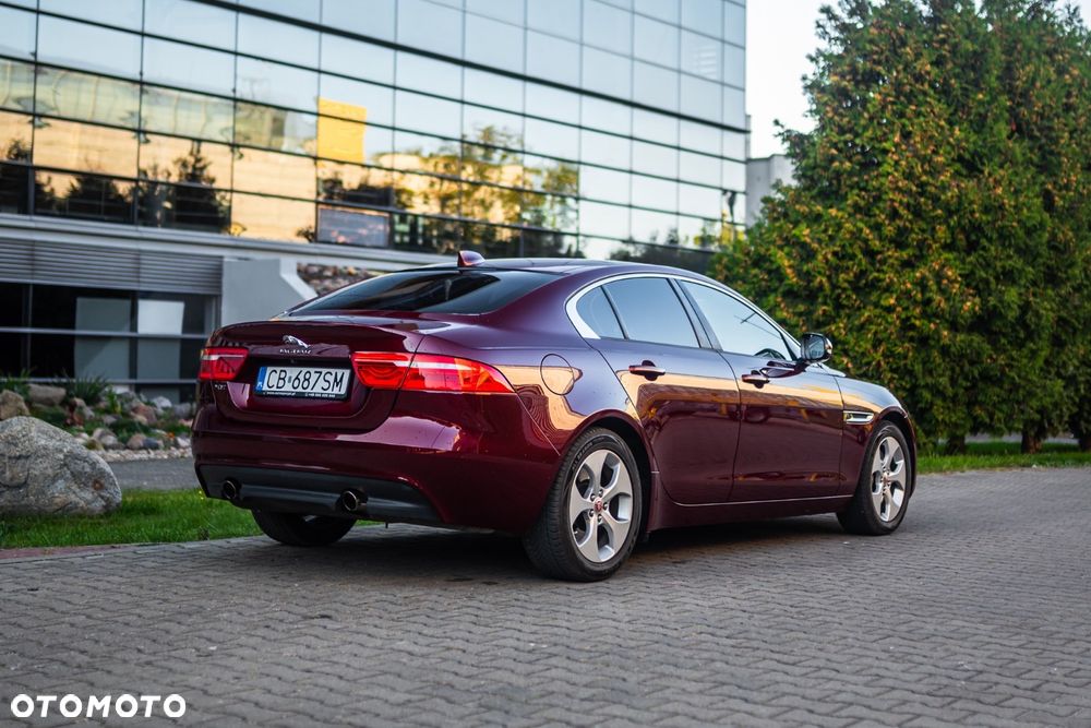 Jaguar XE 2.0 T Prestige - 4