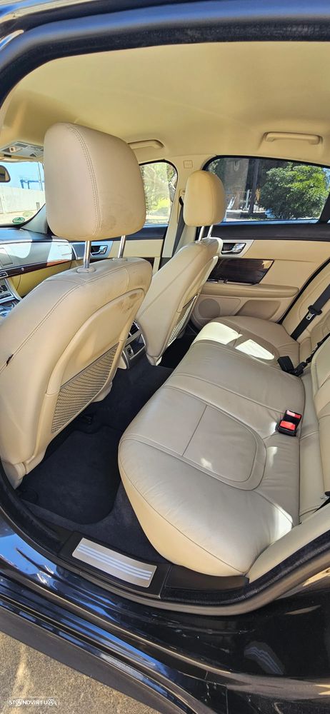 Jaguar XF 2.2 D Premium Luxury - 11