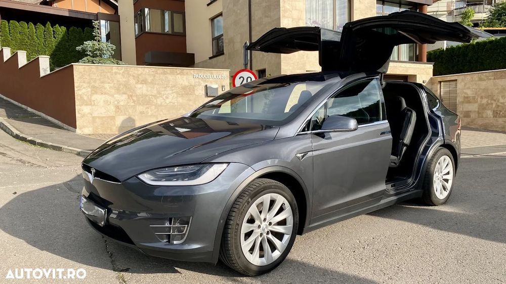 Tesla Model X - 4